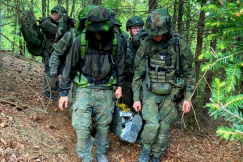 Nie tylko chęć przygody. Kim są młodzi ludzie w mundurach? - foto