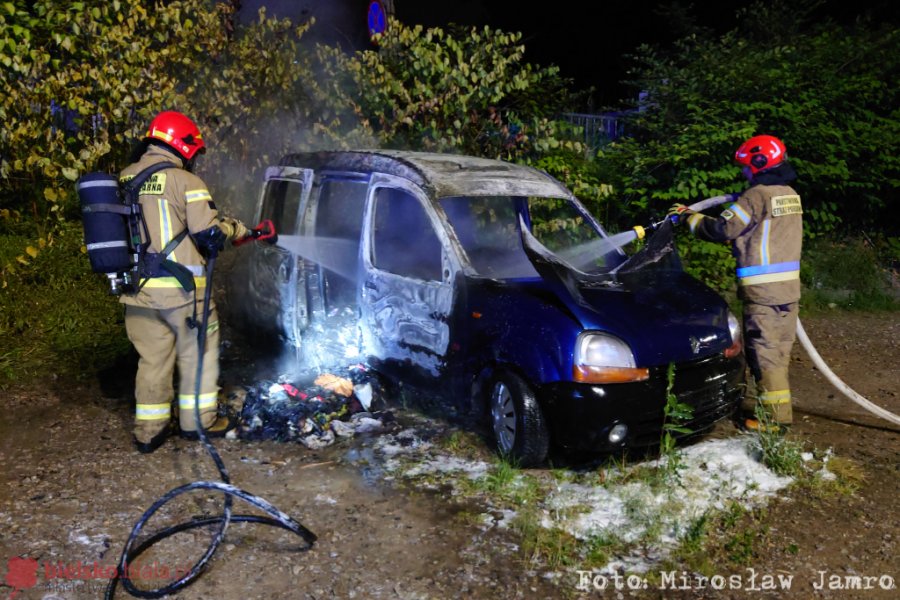 Słup ognia na parkingu. Spłonął samochód z ubraniami - foto