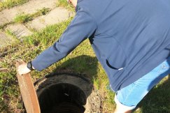 Kupił działkę ze śmierdzącym problemem. Nikt nie poczuwa się do odpowiedzialności