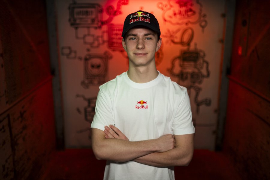 Urodzony w Bielsku-Białej kierowca zadebiutował na legendarnym torze. Jego celem jest F1