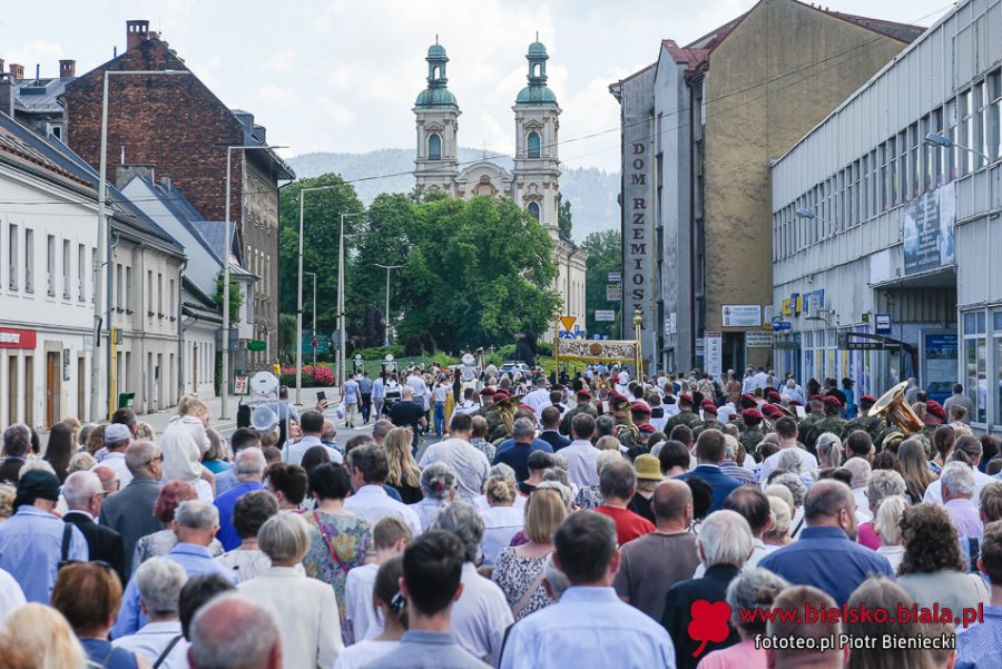 Tłum wiernych przeszedł przez centrum. Największej procesji przewodniczył biskup - foto