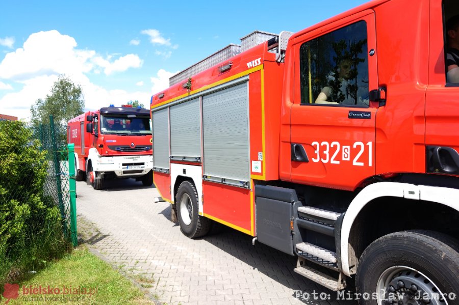Ogień na terenie zakładu w Wapienicy. Zapalił się laminat składowany na placu - foto