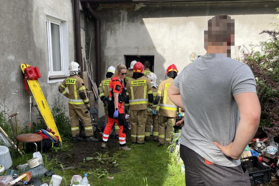 Nie mógł samodzielnie wstać z podłogi. Strażacy wycięli drzwi - foto