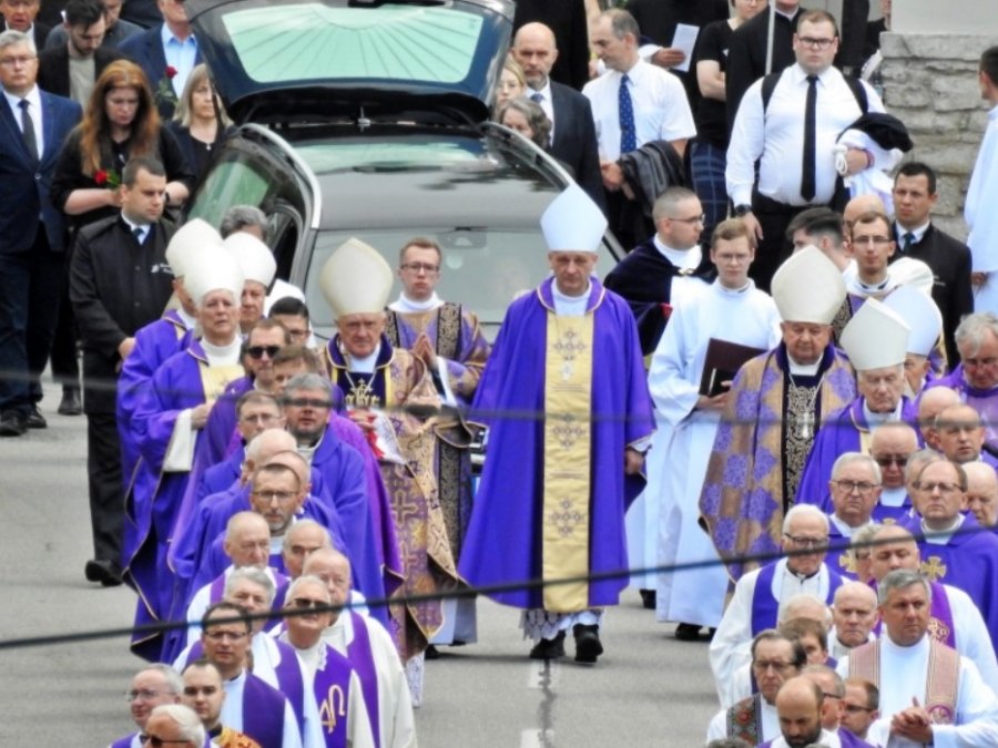 Kardynał przewodniczył mszy, list przesłał papież. Biskup spoczął w grobie zasłużonych - foto