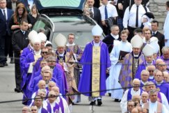 Kardynał przewodniczył mszy, list przesłał papież. Biskup spoczął w grobie zasłużonych - foto