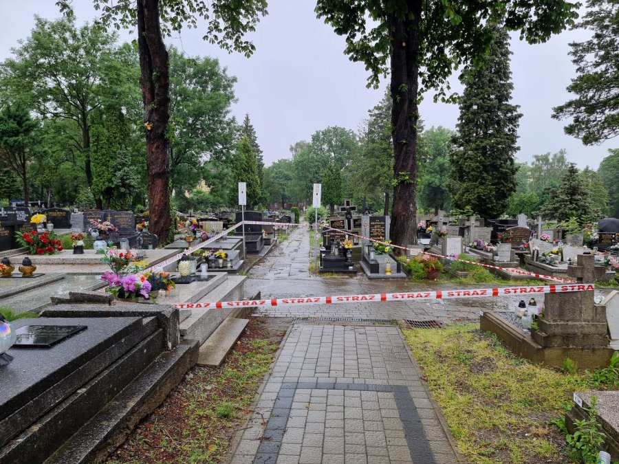 Sanepid wizytował zalany cmentarz. Sytuacja jest stale monitorowana - foto