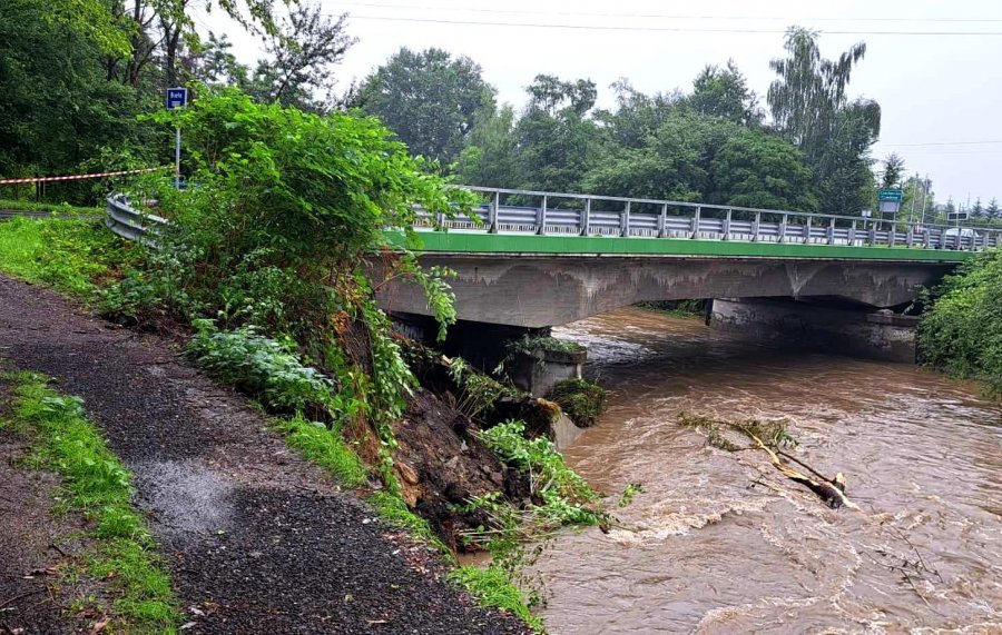 Mosty przejezdne, ale czeka je naprawa. Trwa szacowanie strat, odwołano alarm - foto