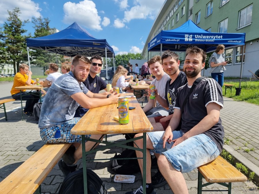 Studenci już świętują. Dzisiaj na uczelni trwa wielkie grillowanie - foto