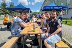 Studenci już świętują. Dzisiaj na uczelni trwa wielkie grillowanie - foto