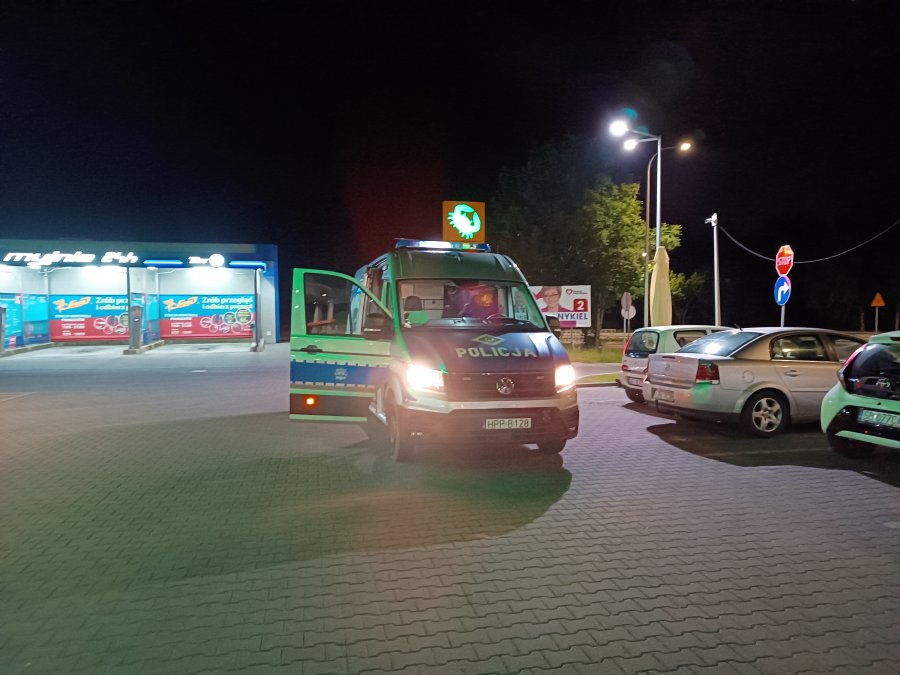 Nocny pościg za pijanym kierowcą. Uszkodził myjnię, porzucił auto i uciekł - foto