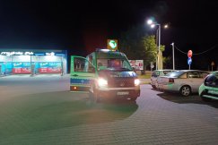 Nocny pościg za pijanym kierowcą. Uszkodził myjnię, porzucił auto i uciekł - foto