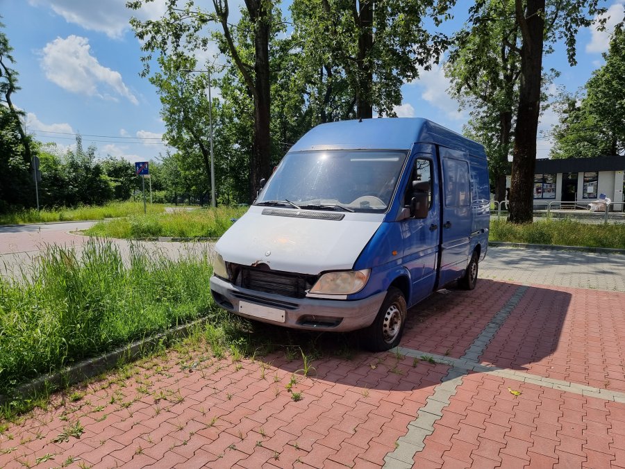 Wrak od miesięcy stoi i gnije. Nie ma mocnego, by usunąć porzucony pojazd? - foto