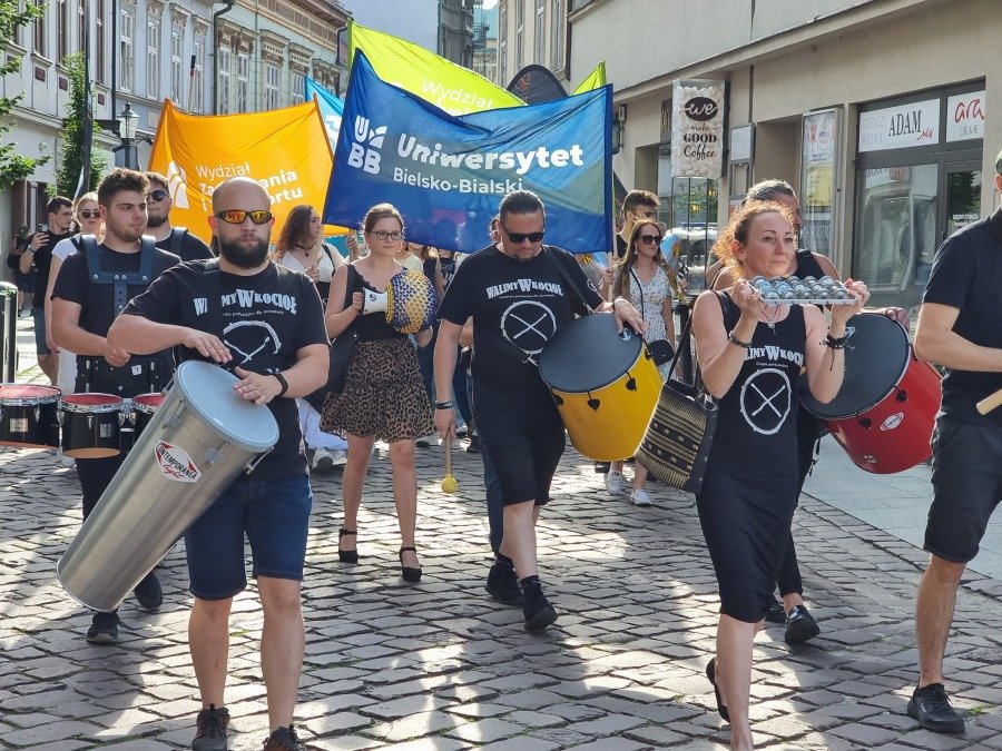 Gromada studentów przeszła ulicami miasta. Było głośno i kolorowo - foto