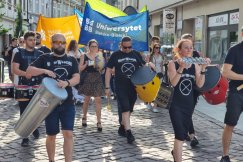 Gromada studentów przeszła ulicami miasta. Było głośno i kolorowo - foto