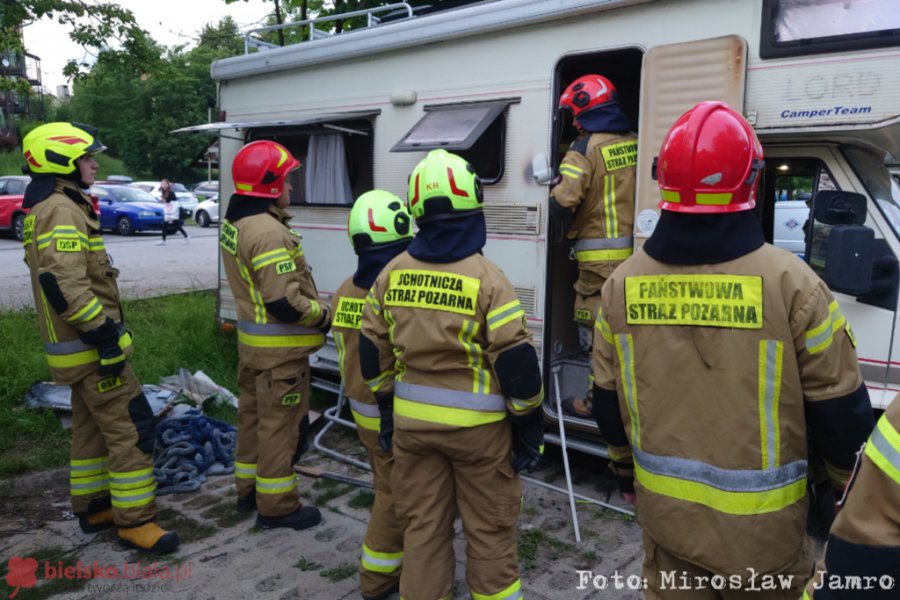 Pożar w kamperze. Ogień ugasił właściciel z sąsiadami - foto