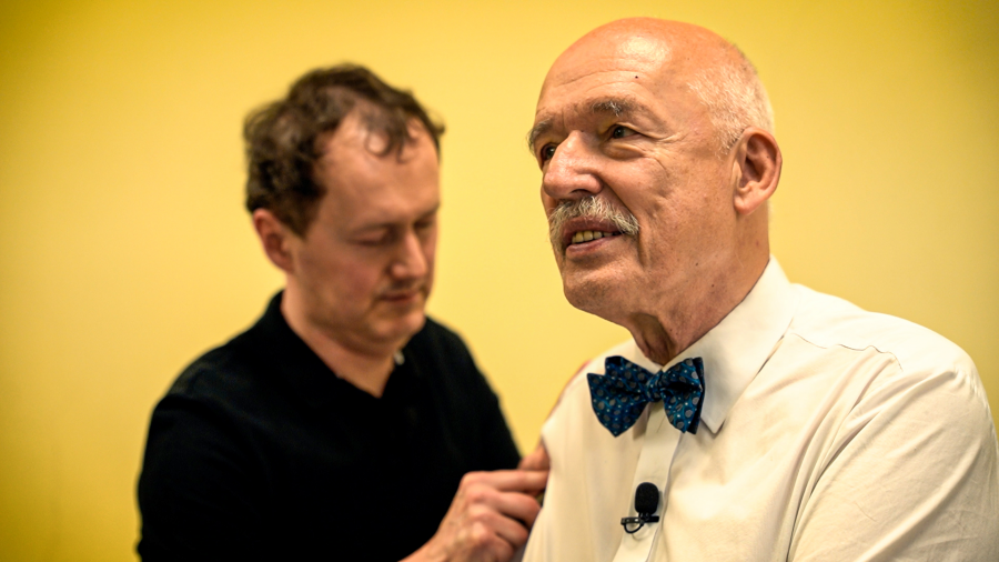 Janusz Korwin-Mikke na stole niewidomego masażysty. Zobacz pasjonującą rozmowę WIDEO