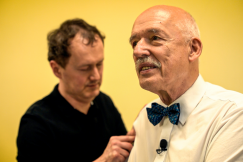 Janusz Korwin-Mikke na stole niewidomego masażysty. Zobacz pasjonującą rozmowę WIDEO