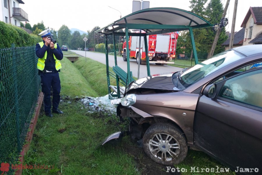Samochód staranował przystanek. Kobieta zasnęła za kierownicą? - foto