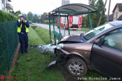 Samochód staranował przystanek. Kobieta zasnęła za kierownicą? - foto