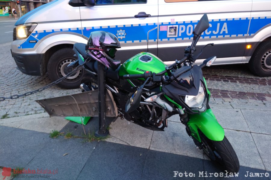 Zderzenie w centrum miasta. Do szpitala odwieziono motocyklistę - foto