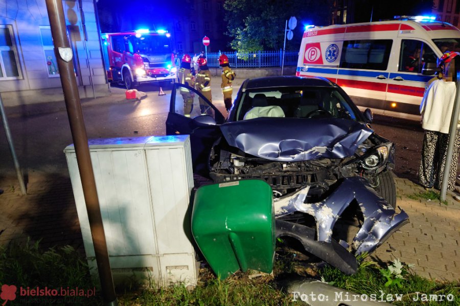Nocna kolizja na skrzyżowaniu. Jeden z pojazdów skosił latarnię - foto