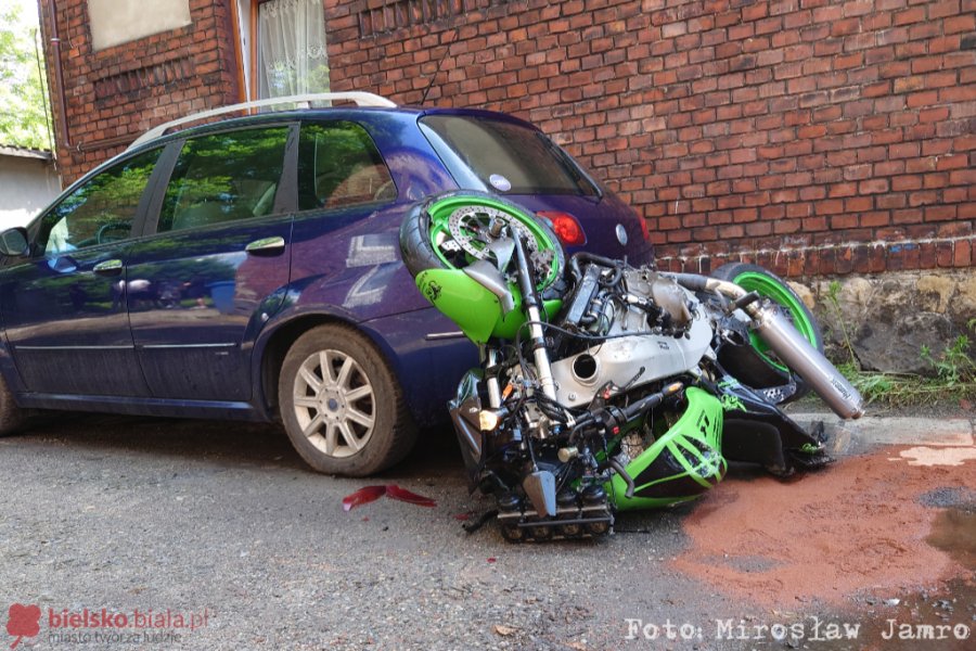 Zderzenie motocyklisty z autem. Młody kierowca zmarł w szpitalu - film i foto