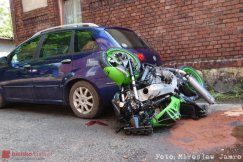 Zderzenie motocyklisty z autem. Młody kierowca zmarł w szpitalu - film i foto