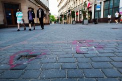 Dziury na deptaku nie znikają. Wkrótce ruszy naprawa nawierzchni na Rynku - foto