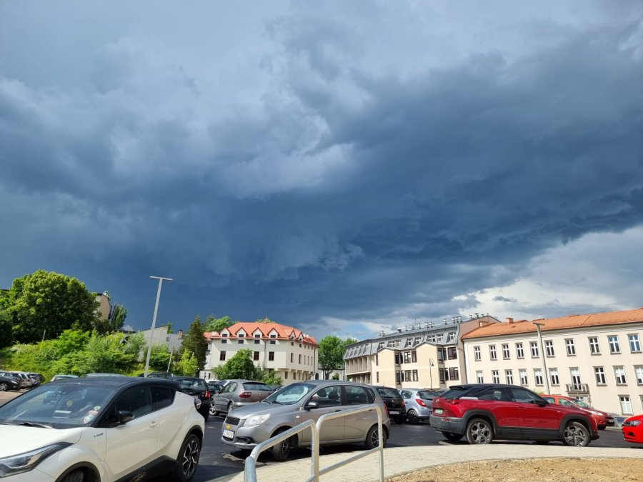 Od południa wkracza strefa opadów. W najbliższych godzinach może intensywnie padać