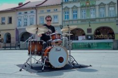 Zapowiada się niezła rockowa impreza. W teledysku promującym zagrał urzędnik - film
