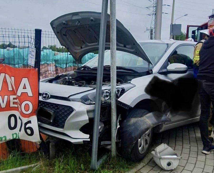 Groźne zdarzenie w Hałcnowie. Samochód skosił znak i uderzył w płot - foto