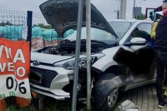 Groźne zdarzenie w Hałcnowie. Samochód skosił znak i uderzył w płot - foto