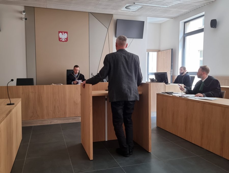Były radny stanął przed sądem. Przyznaje się tylko do części zarzucanych mu czynów - foto