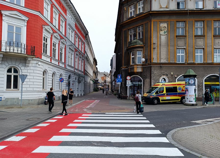 Starsza kobieta przewróciła się na balkonie i wołała o pomoc. Interwencja służb w centrum - foto