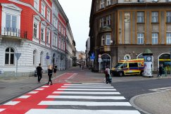 Starsza kobieta przewróciła się na balkonie i wołała o pomoc. Interwencja służb w centrum - foto