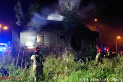 Znowu płonął pustostan w Kozach. „Tutaj gaszę pożar trzeci raz!” - film i foto
