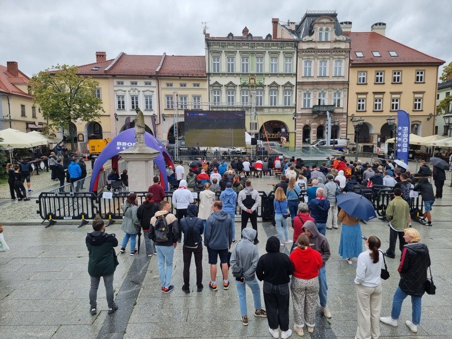Deszcz nie przeszkodził w kibicowaniu. Atmosfera w strefie lepsza niż wynik - foto