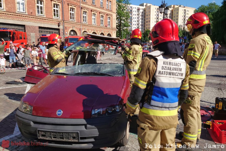 Symulowali wypadek drogowy. Auto pocięte na kawałki, manekin „żyje” - film i foto