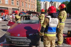 Symulowali wypadek drogowy. Auto pocięte na kawałki, manekin „żyje” - film i foto