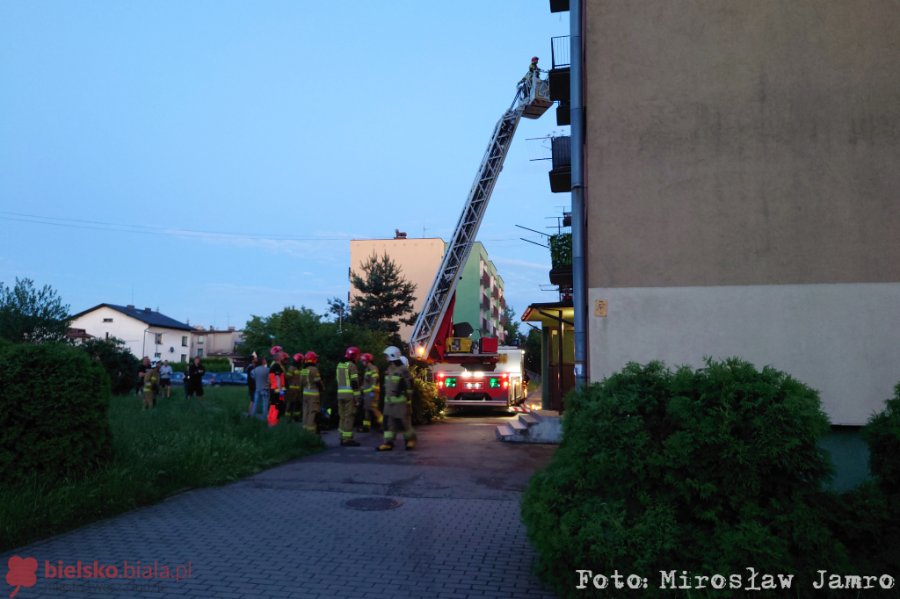 Mężczyzna siedział na parapecie. Wszystkie służby w akcji - foto