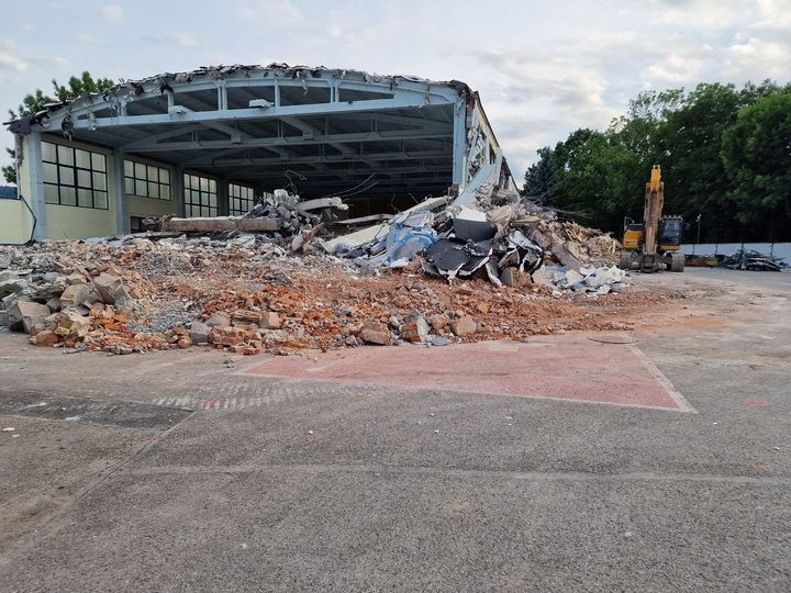 Rozpoczęło się wyburzanie hali. Za rok powstanie tu nowoczesny obiekt - foto