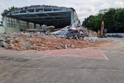 Rozpoczęło się wyburzanie hali. Za rok powstanie tu nowoczesny obiekt - foto