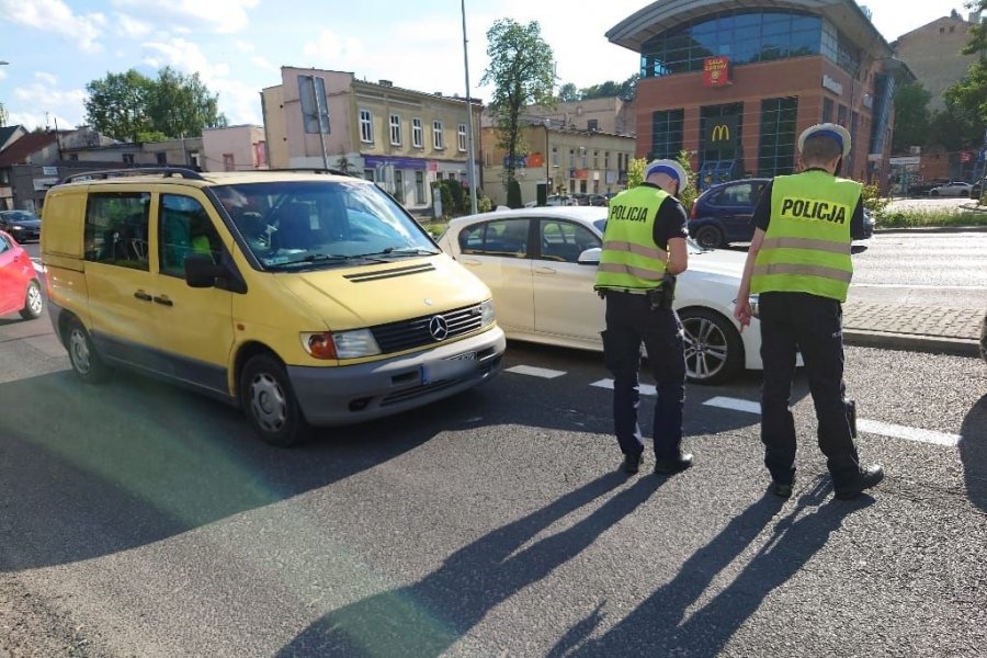 Kobieta odwieziona do szpitala. Wtargnęła na jezdnię prosto pod auto? - foto
