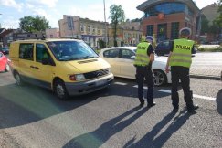 Kobieta odwieziona do szpitala. Wtargnęła na jezdnię prosto pod auto? - foto
