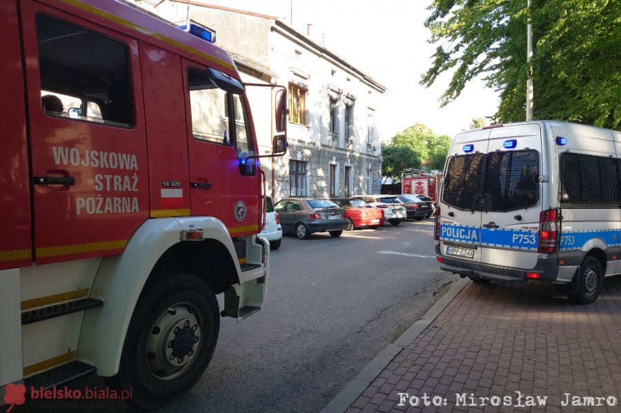 Zgłoszono pożar mieszkania w kamienicy. Na miejsce wezwano ambulans - foto