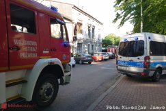 Zgłoszono pożar mieszkania w kamienicy. Na miejsce wezwano ambulans - foto