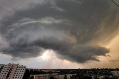 Burze, grad i porywy wiatru do 110 km/h. W regionie rozwijają się superkomórki