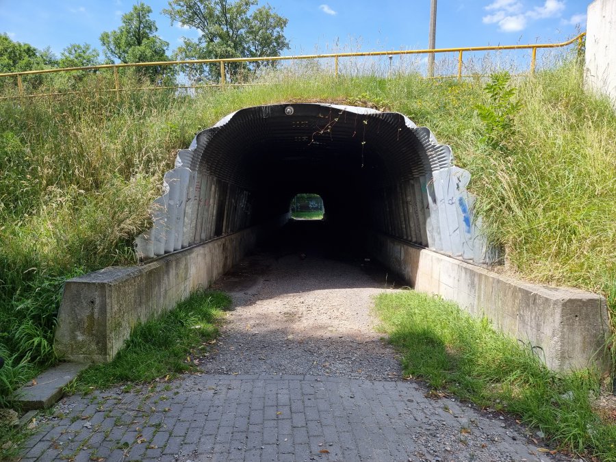 Mieszkańcy boją się tędy przechodzić. Niebezpieczny tunel zostanie oświetlony? - foto