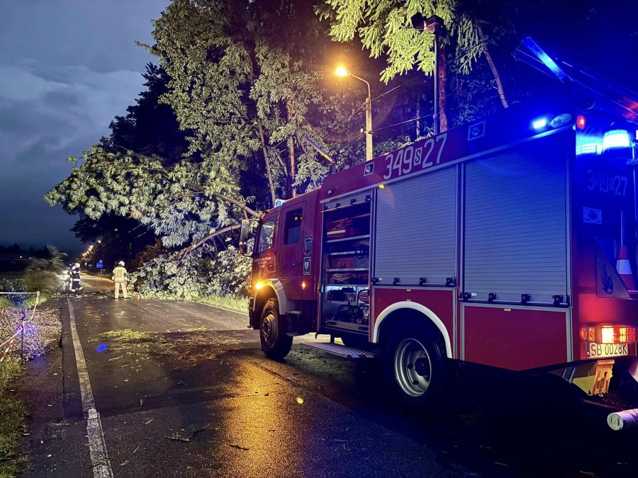 Strażacy wciąż usuwają skutki burzy. Najgorsze szczęśliwie ominęło Bielsko-Białą - film