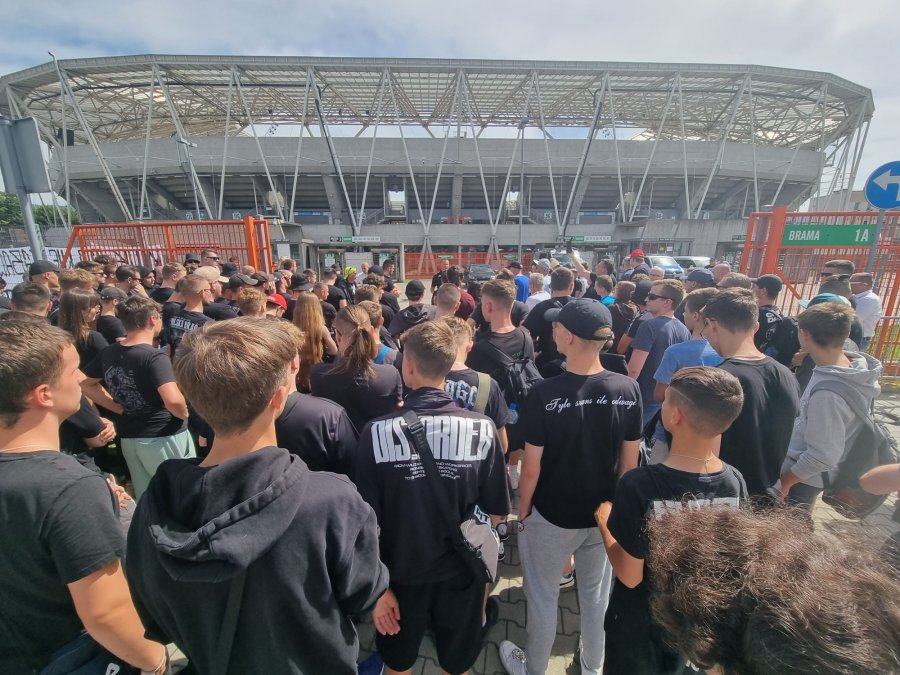 Prezes przeprosił, trener mówił o pokorze. Pożegnały go gromkie okrzyki - foto